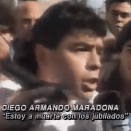 Diego Armando Maradona defende aposentados em meio a protesto nas ruas de Buenos Aires, em 1992 Diego Armando Maradona defende aposentados em meio a protesto nas ruas de Buenos Aires, em 1992
