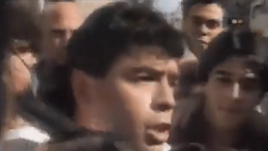 Diego Armando Maradona defende aposentados em meio a protesto nas ruas de Buenos Aires, em 1992 Diego Armando Maradona defende aposentados em meio a protesto nas ruas de Buenos Aires, em 1992