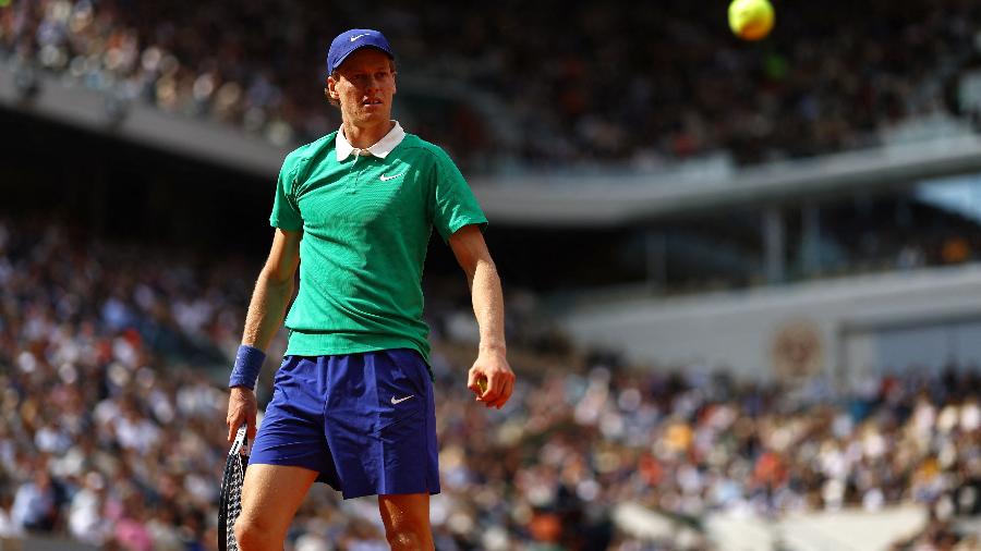 Jannik Sinner nas quartas de final de Roland Garros em 2025
