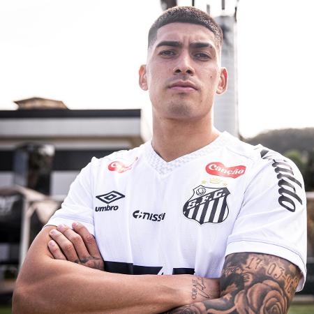 Adonis Frías volta a atuar como titular na zaga do Santos Adonis Frías volta a atuar como titular na zaga do Santos