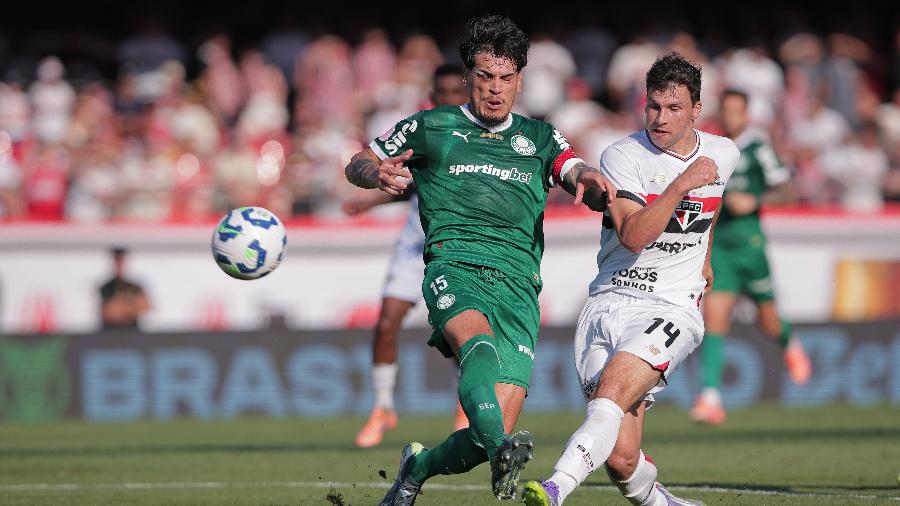 Gustavo Gómez, do Palmerias, e Tapia, do São Paulo, em ação pelo Campeonato Brasileiro Gustavo Gómez, do Palmerias, e Tapia, do São Paulo, em ação pelo Campeonato Brasileiro