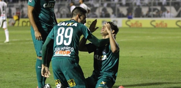 Evandro (dir.) salvou o Coritiba nos dois últimos jogos, e deve ganhar chance como titular - Divulgação/Coritiba