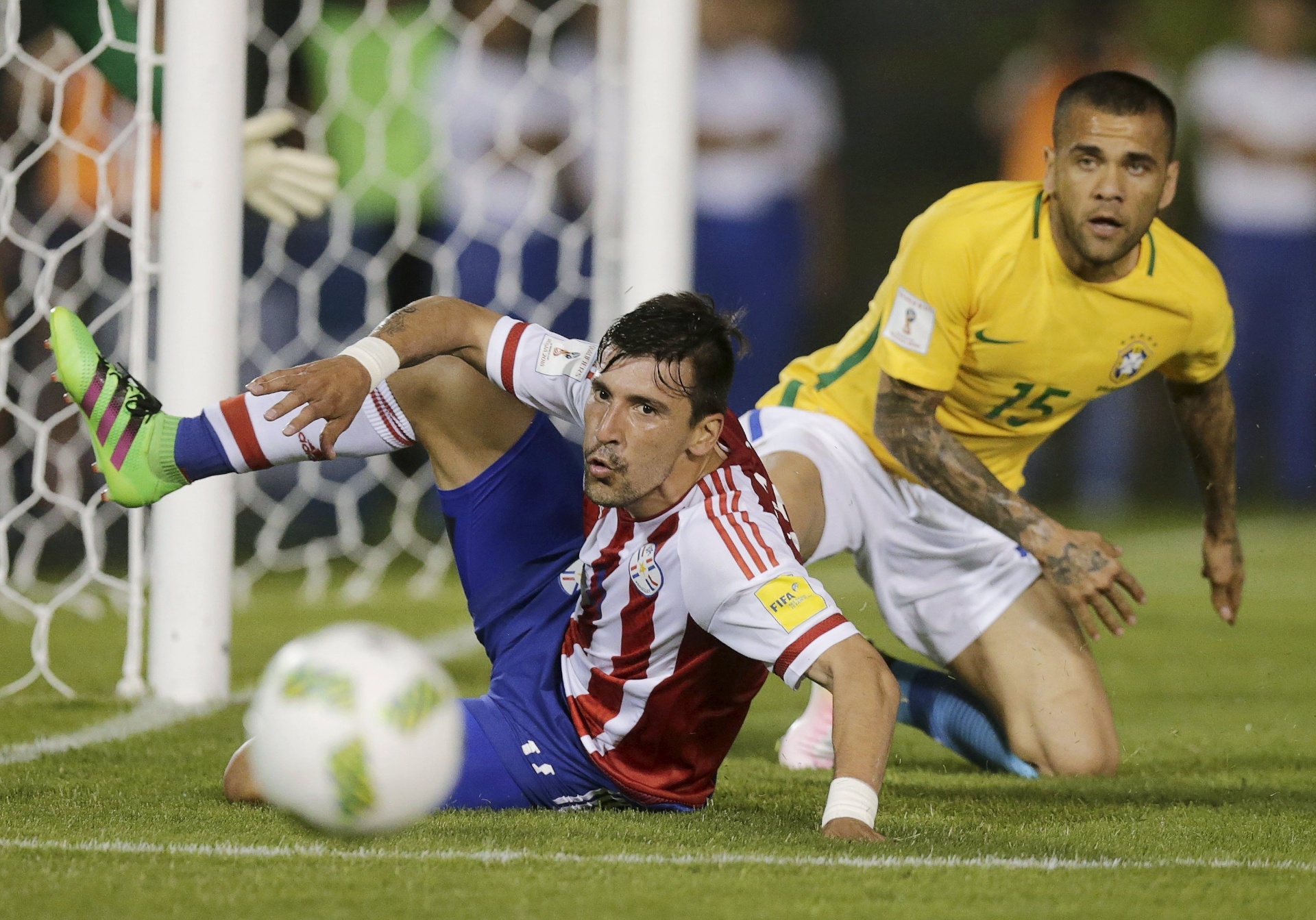 Daniel Alves tenta marcar Edgar Benitez no partida da seleção brasileira contra o Paraguai, nas Eliminatórias - REUTERS/Jorge Adorno