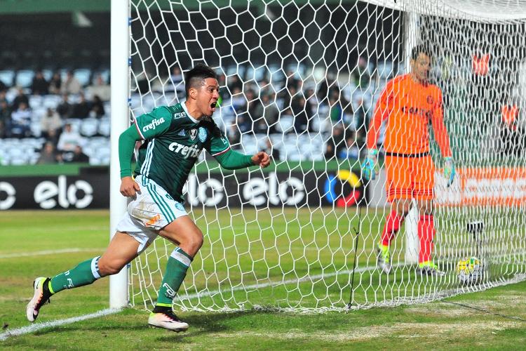 Cristaldo comemora um dos gols do Palmeiras