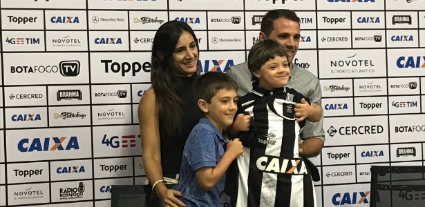 Santino, filho mais novo de Montillo, se tornou um xodó do torcedor do Botafogo - Bruno Braz / UOL Esporte