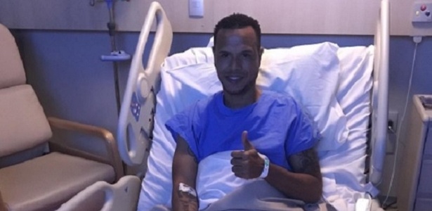 L. Fabiano logo após a cirurgia que realizou no joelho direito; atacante segue afastado - Divulgação / Instagram