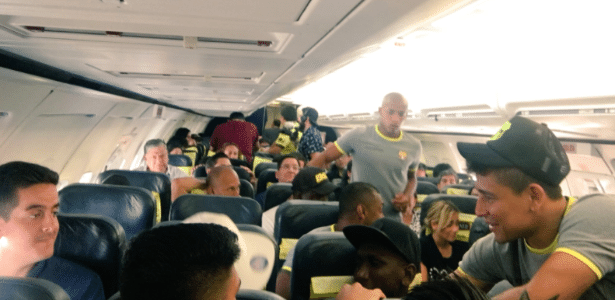 Barcelona-EQU está em hotel na Bolívia e bagagem ficou retida em avião à espera de voo - Reprodução/Twitter