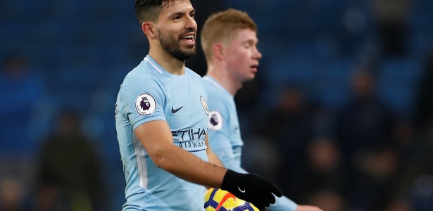 Após marcar três gols, Agüero leva bola para casa - Lee Smith/Reuters - Lee Smith/Reuters