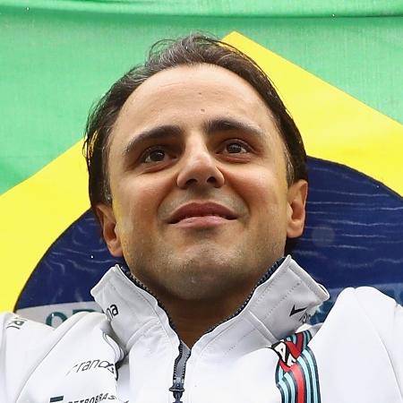 Felipe Massa exibe bandeira do Brasil no GP do Brasil de Fórmula 1 de 2016 - Clive Mason/Getty Images