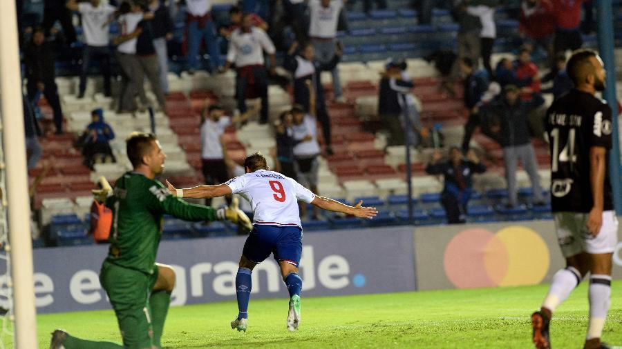 Bergessio comemora gol do Nacional contra o Atlético-MG - Miguel Rojo/AFP