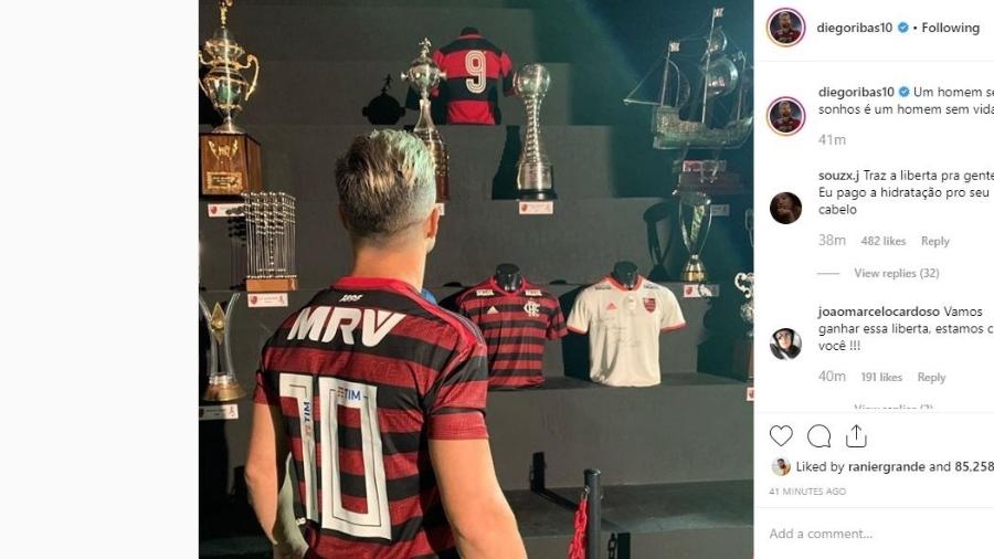 Diego Ribas olha os troféus do Flamengo  - Reprodução/Instagram