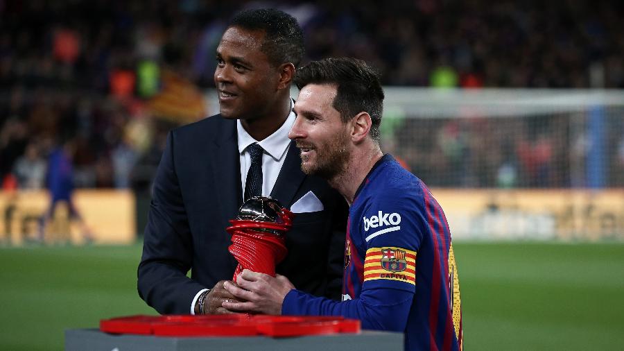 Patrick Kluivert posa ao lado de Lionel Messi antes de jogo do Barcelona - Joan Valls/Getty Images