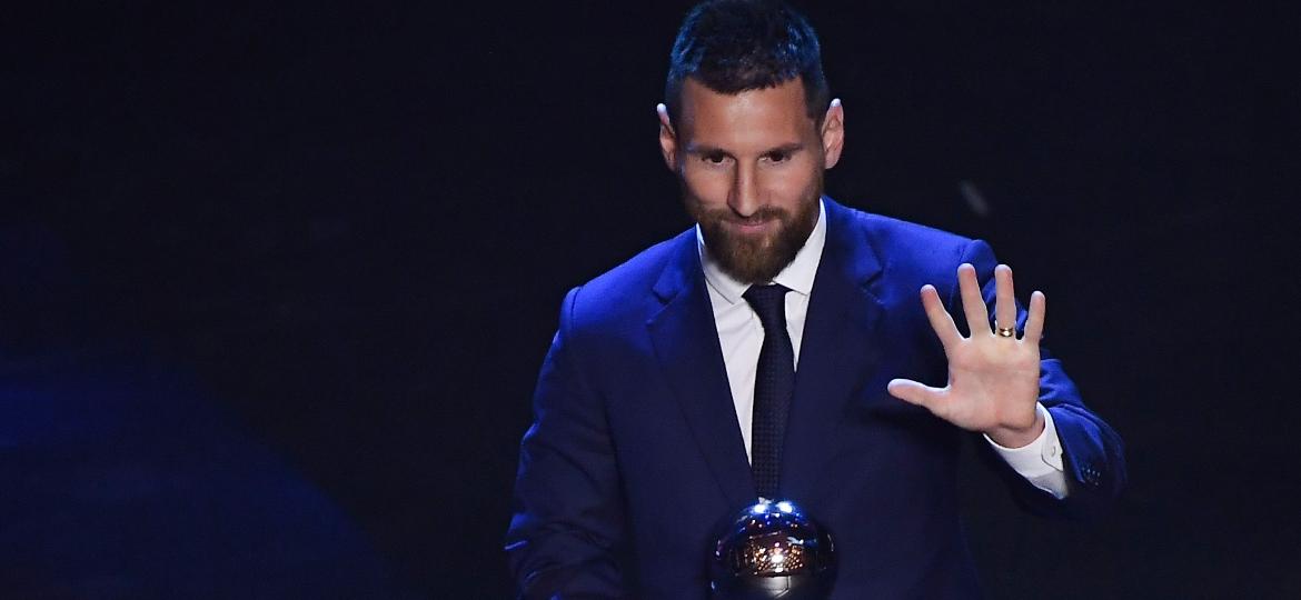 Lionel Messi posa com o prêmio de melhor jogador do mundo dado pela Fifa - Marco Bertorello/AFP