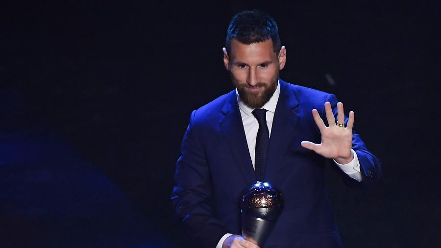 Lionel Messi posa com o prêmio de melhor jogador do mundo dado pela Fifa - Marco Bertorello/AFP