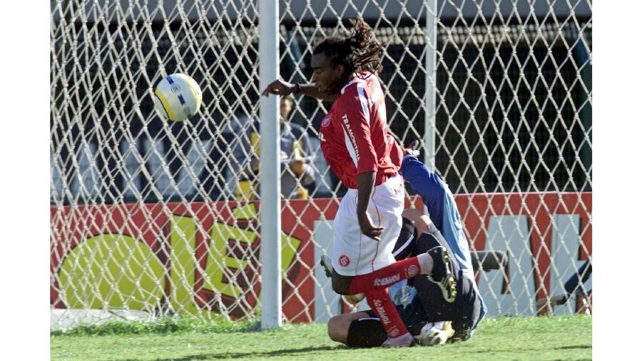Lance entre Tinga e Fabio Costa em Corinthians x Inter 2005 -  Keiny Andrade/Folha Imagem
