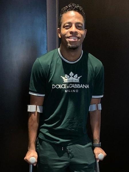 Kenno usa muletas após lesionar ligamento - reprodução/Instagram