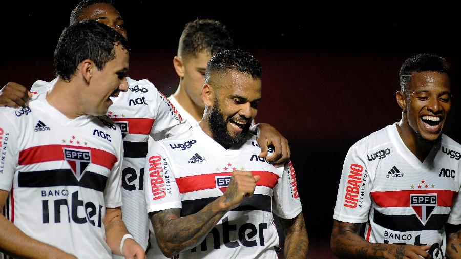 Daniel Alves festeja gol do São Paulo contra o Água Santa pelo Paulistão - Alan Morici/AGIF