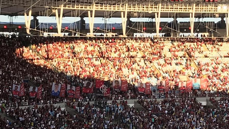 Torcedores do Flamengo exibem bandeiras com rosto de garotos vitimas do incêndio no Ninho do Urubu - Bruno Braz/UOL