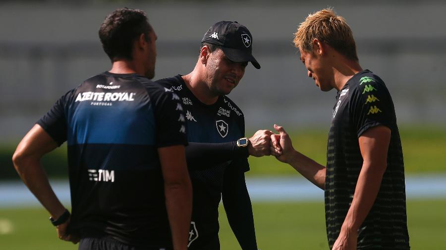 Felippe Capella (de boné), preparador físico do Botafogo, cumprimenta Honda em treino - Vitor Silva/BFR