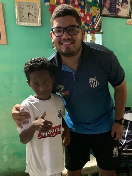 Kaio recebeu visita de representantes da franquia do "Meninos da Vila" de São Luís - Divulgação/Santos FC