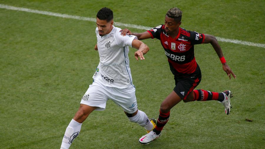 Lucas Veríssimo, do Santos, é marcado por Bruno Henrique, do Flamengo, na Vila Belmiro - Miguel Schincariol/Getty Images