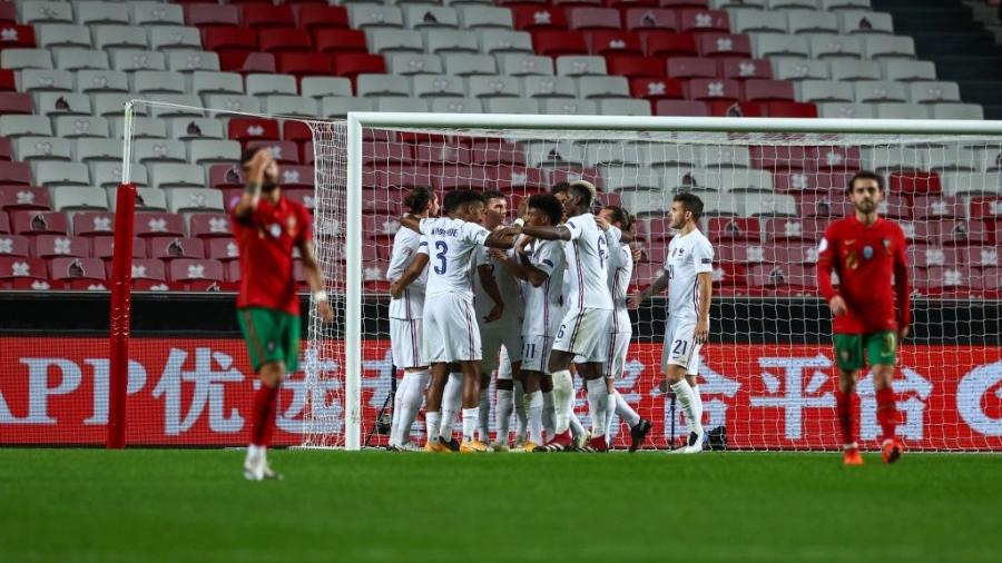 Jogadores da França comemoram gol de N"Golo Kanté na vitória por 1 a 0 sobre Portugal pela Liga das Nações - Carlos Rodrigues/Getty Images