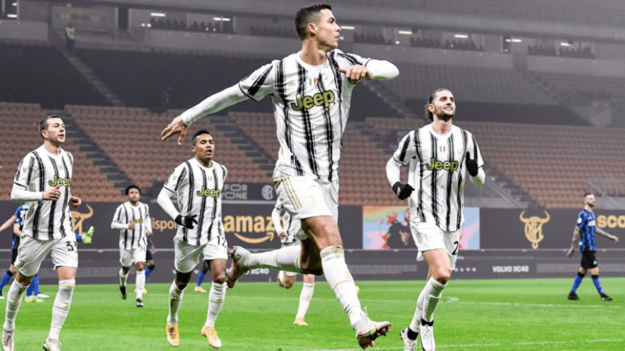 Cristino Ronaldo comemora um gol contra a Internazionale pela semifinal Copa da Itália 2020/21 - Reprodução Twitter/Juventus