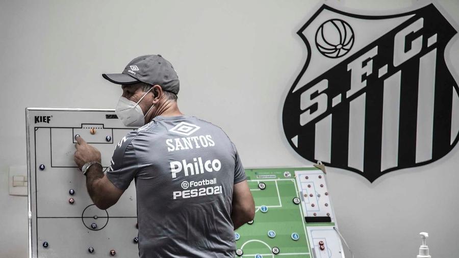 Ariel Holan passa orientações aos jogadores do Santos - Ivan Storti/Santos FC