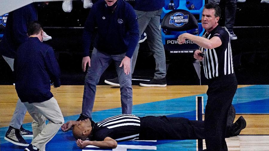 Árbitro sofre colapso e desmaia durante partida de basquete universitário nos EUA - Reprodução/Twitter