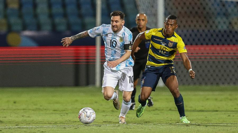 Messi disputa bola com Martinez, durante a partida entre Argentina e Equador - Heber Gomes/AGIF