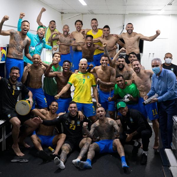 Jogadores da seleção brasileira comemoram vitória contra o Peru na semifinal da Copa América