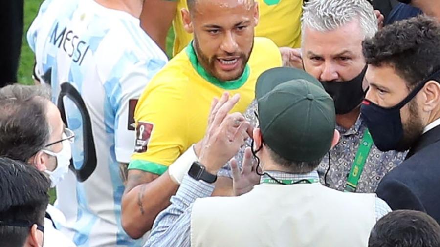 Yunes Baptista, da Anvisa, conversa com Neymar e membro da delegação brasileira durante Brasil x Argentina que foi suspenso por intervenção da agência - Alex Silva/Estadão Conteúdo