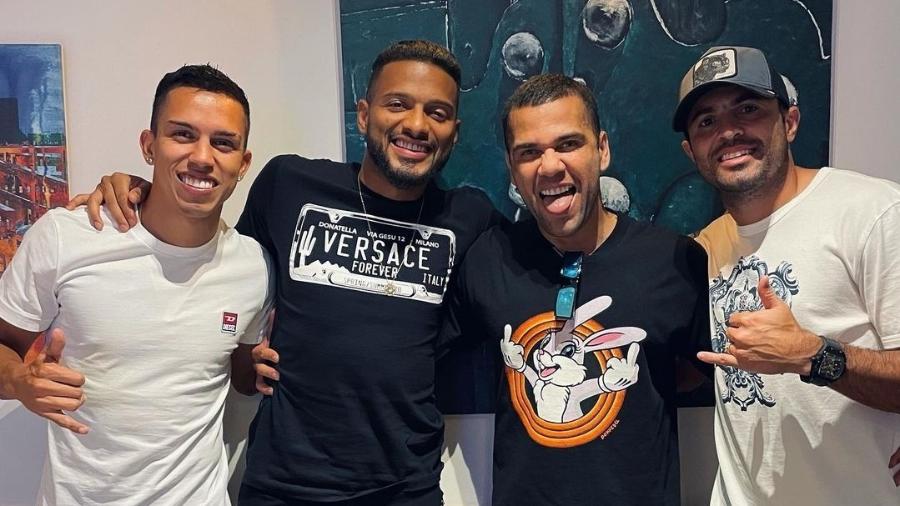 Daniel Alves posta foto ao lado de Reinaldo, Igor Vinícius e Eder - Instagram