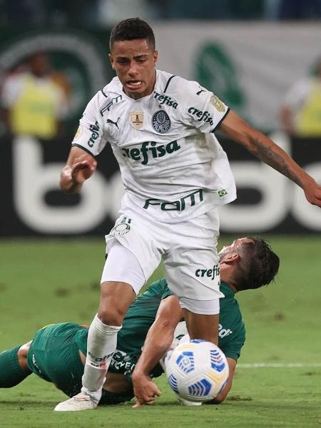 Giovani carrega a bola no jogo do Palmeiras contra o Cuiabá - Cesar Greco/Palmeiras