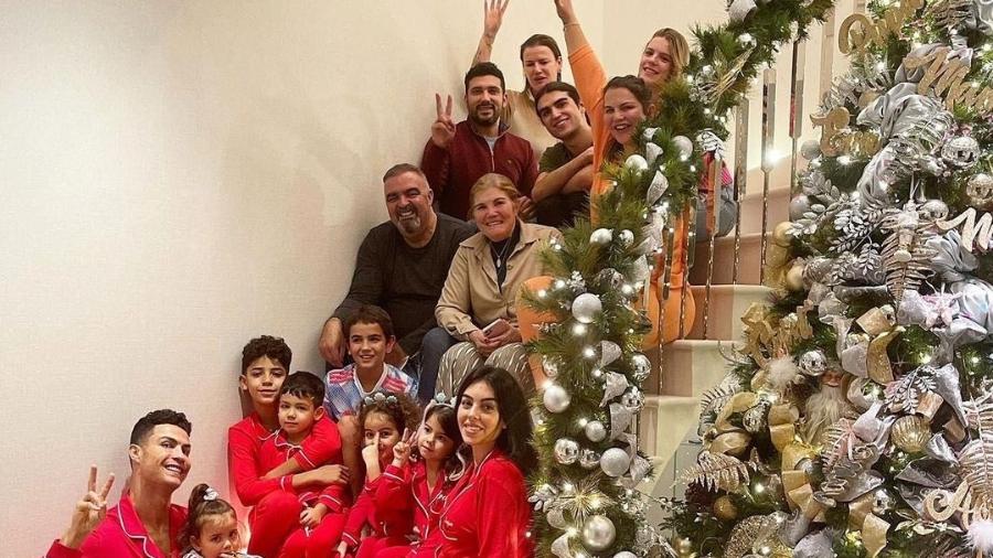 Cristiano Ronaldo e a família no Natal; quem é quem na família do português - Reprodução/Instagram