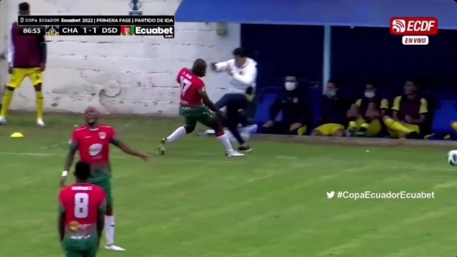 O técnico do Chacaritas acertou um chute no meio das pernas do jogador do Deportivo Santo Domingo - Reprodução