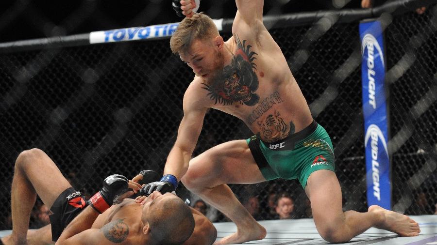 Conor McGregor nocauteia José Aldo, no UFC 194, em Las Vegas, em 12 de dezembro de 2015 - Gary A. Vasquez/USA Today Sports