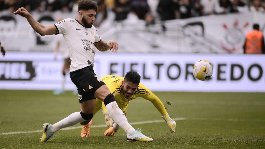 Yuri Alberta pega rebote e vira para o Corinthians contra o Inter, pelo Brasileirão - Alan Morici/AGIF