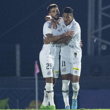 Camacho, do Santos, comemora gol contra o Red Bull Bragantino pelo Brasileirão - Diogo Reis/AGIF