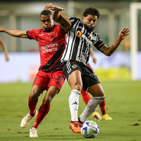 Erick e Otávio brigam pela bola em Atlético-MG x Athletico, pelo Campeonato Brasileiro - Gilson Junio/AGIF