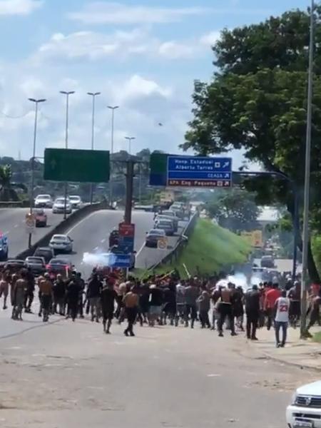 Torcedores de Flamengo e Botafogo brigaram em São Gonçalo horas antes do clássico - Reprodução