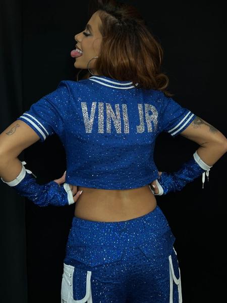 Anitta usa camisa com nome de Vini Jr em show na final da Champions - Reprodução/Instagram