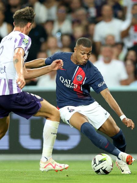 Mbappé, do PSG, em ação contra o Toulouse, pelo Francês