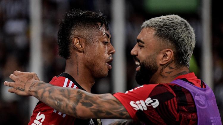 Bruno Henrique abraça Gabigol em comemoração de gol do Flamengo contra o Botafogo