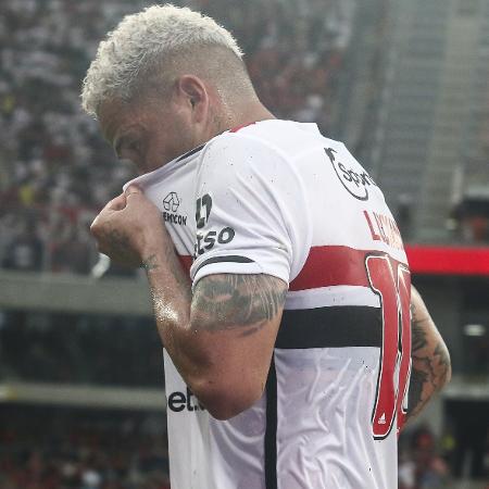 Luciano se lamenta durante Athletico x São Paulo, jogo do Campeonato Brasileiro