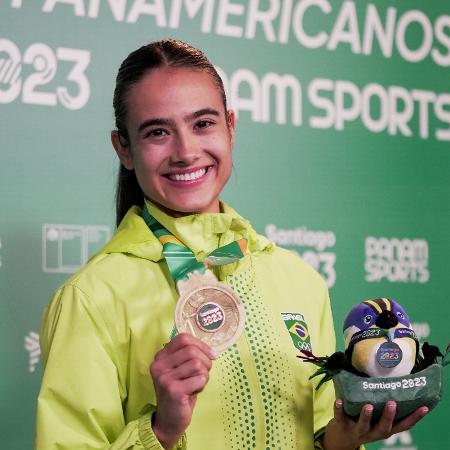 Bárbara Hellen com a medalha de ouro conquistada no caratê no Pan 2023 Bárbara Hellen com a medalha de ouro conquistada no caratê no Pan 2023