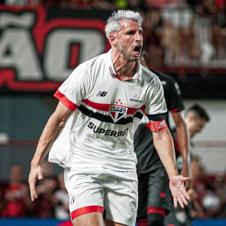 Calleri comemora gol em Atlético-GO x São Paulo, partida do Campeonato Brasileiro