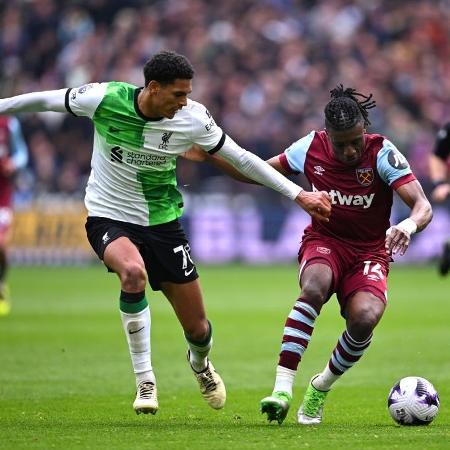 Mohammed Kudus do West Ham United disputa bola com Jarell Quansah do Liverpool
