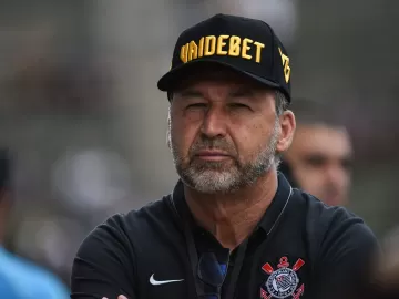 Augusto Melo deixa treino do Corinthians após anúncio da Vai de Bet