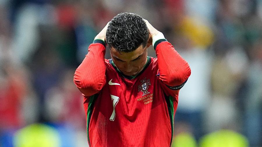 Cristiano Ronaldo se lamenta ao perder pênalti em Portugal x Eslovênia, jogo da Eurocopa